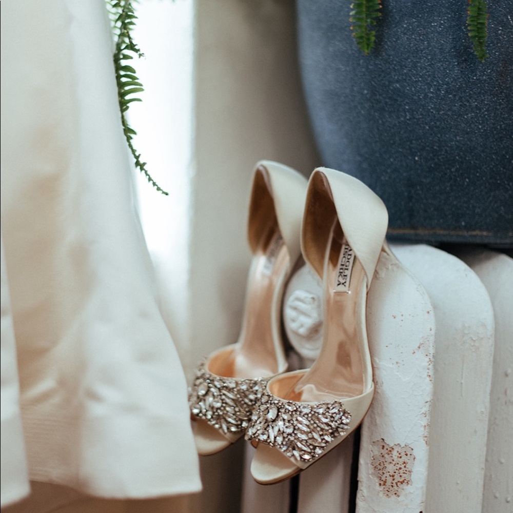 Badgley Mischka Hansen Satin d' Orsay Pums Ivory